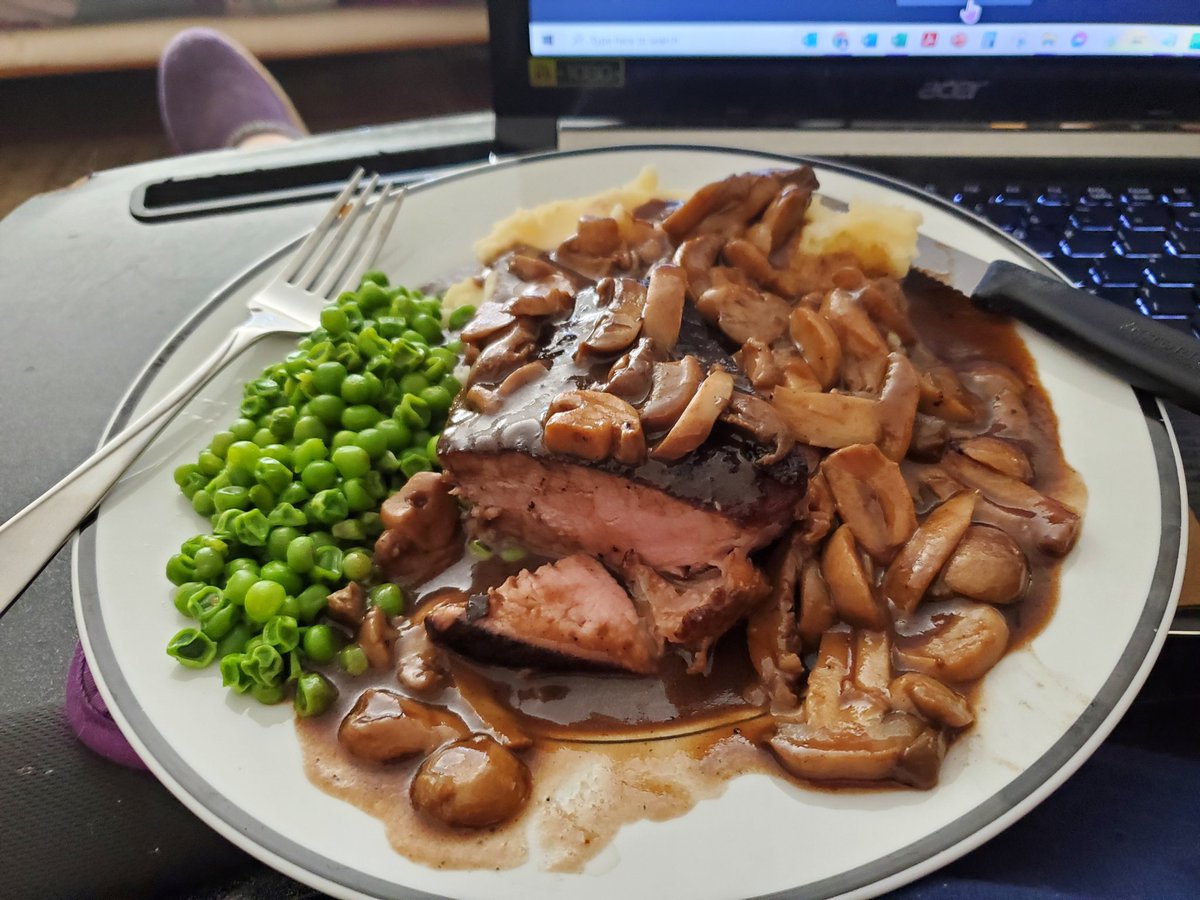 prple_amy's tweet photo. @FoodPornPhotos Are you kidding? Look at my birthday lunch and ask me that again. https://t.co/dJKTRB3If5