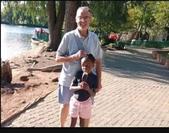 MDNnewss's tweet photo. Domestic worker's daughter kidnapped by employer in Kensington, Gauteng

A distressing incident unfolded in Kensington, Gauteng, where a domestic worker's 6-year-old daughter was allegedly kidnapped by her employer. 

The mother, Eva, and her daughter, Laura, had been residing in the employer, Carlos Rebelo's residence, as Laura had been working for Carlos since 2014. 

Eva has voiced concerns about Carlos attempting to separate her from Laura in the past. Despite a court order for Carlos to return Laura to Eva, he reportedly absconded before the deadline. 

Details suggest that the suspect may be driving an old gold Mercedes with the license plate HBN 940 GP, and efforts to reach him have been unsuccessful as his phone is switched off and his residence inaccessible. 

This unsettling incident took place in July 2024.