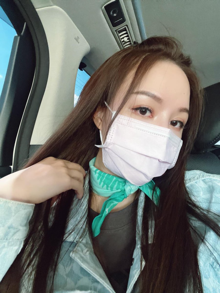 My mom told me to take good care of myself when I'm outside and wear a small scarf, otherwise I'll catch a cold easily. 😜