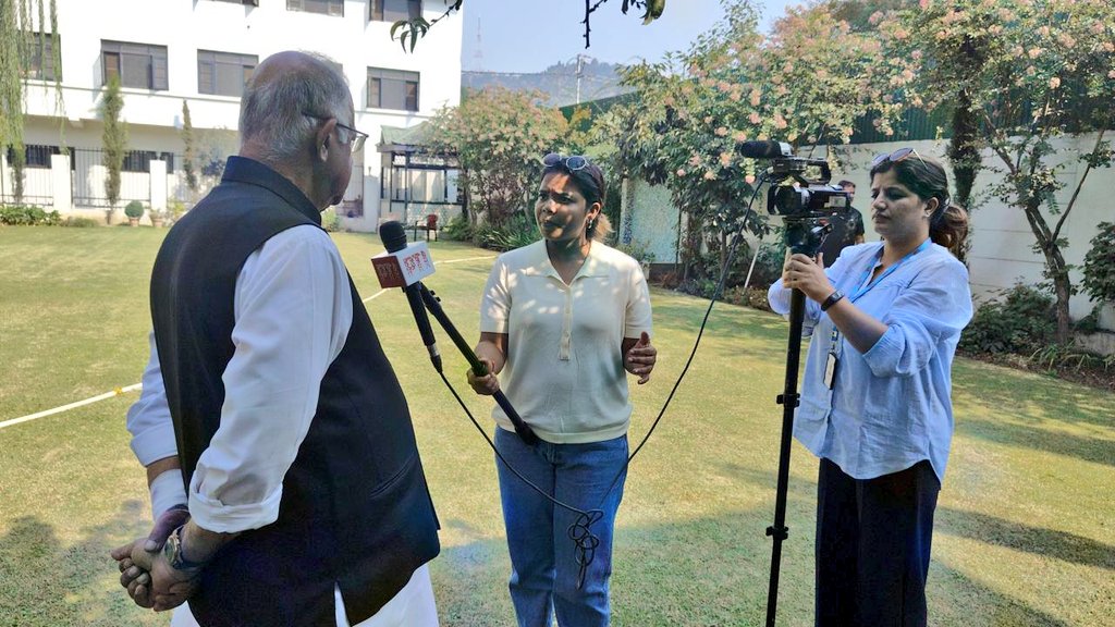 beenishparray's tweet image. Phase 2nd is done now it's time to share behind the scenes. Meanwhile @prasadarchana27 discussing k-politics with @TariqKarra 

#kashmirelection
#kashmirpolitics
#electiontime

@PTI_News 
@INCIndia