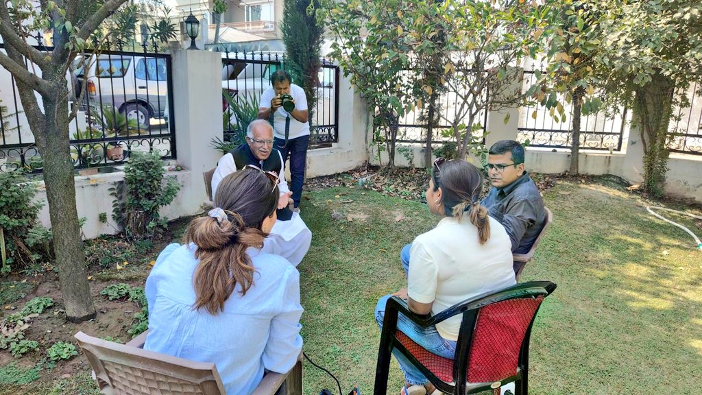 beenishparray's tweet image. Phase 2nd is done now it's time to share behind the scenes. Meanwhile @prasadarchana27 discussing k-politics with @TariqKarra 

#kashmirelection
#kashmirpolitics
#electiontime

@PTI_News 
@INCIndia