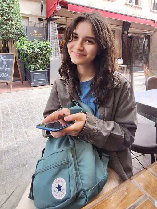 OrionEmpress's tweet photo. Dün Ayişem savunmasını verirken efsaneydi. Sadece şunu söylesem yeter: Mahkeme Başkanı bir ara konuşmasını bölecek gibi oldu, Ayişe sertçe; "BİTİRMEDİM!" dedi, Başkan sustu kaldı, hiçbir şey diyemedi ve Ayişe devam etti. Helal olsun sana çocuk! O kürsüde senin oturduğun ve gerçekten adalet dağıttığın günleri de göreceğiz inşallah 🙏🍀