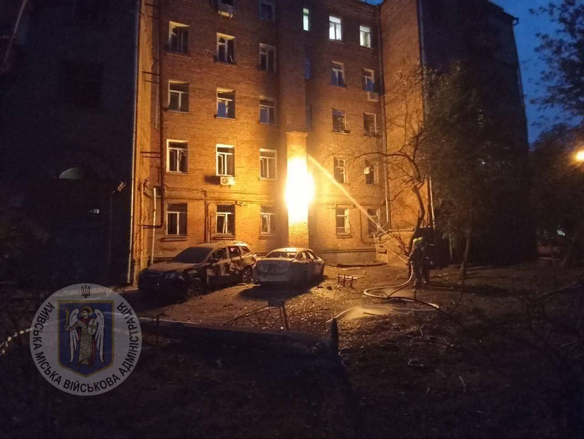 OlgaK2013's tweet photo. #Kyiv, this am, after a five-hour-long Russian drone attack. At least 15 UAV attacked Ukraine's capital, and at least 10 were shot down by the air defense.
 
Debris of a drone caused depressurization of a gas pipe and a fire on the first floor a residential building in #Pechersky district. Also damaged are 20 vehicles and  a kindergarten.