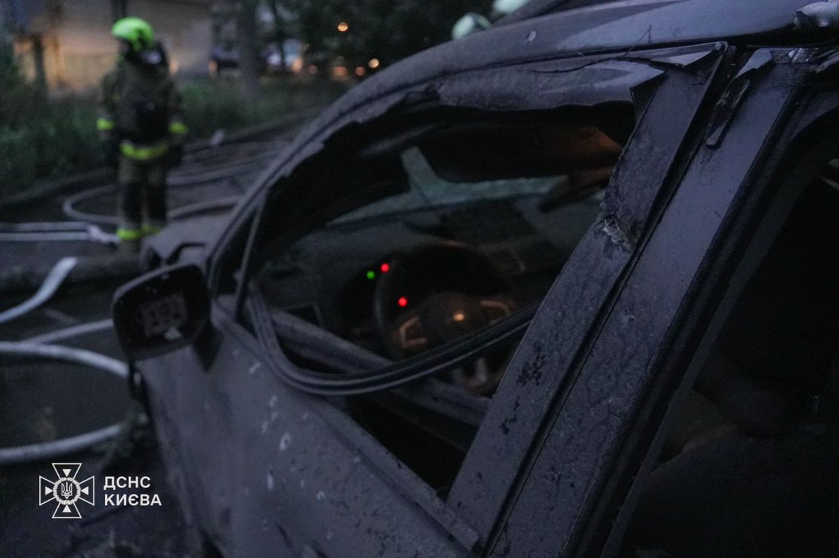 OlgaK2013's tweet photo. #Kyiv, this am, after a five-hour-long Russian drone attack. At least 15 UAV attacked Ukraine's capital, and at least 10 were shot down by the air defense.
 
Debris of a drone caused depressurization of a gas pipe and a fire on the first floor a residential building in #Pechersky district. Also damaged are 20 vehicles and  a kindergarten.