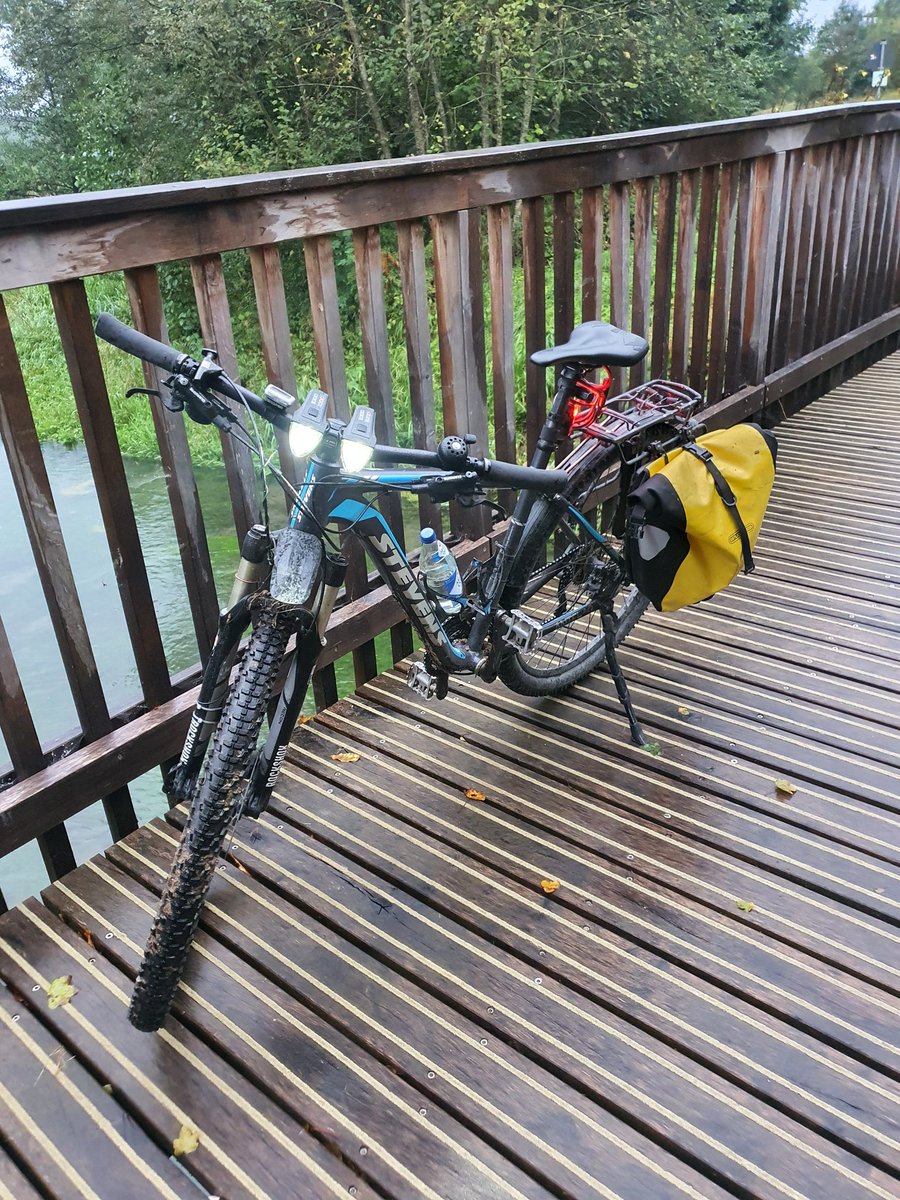 AKampfrath's tweet image. Guten Morgen. Es regnet leicht bei ~12,5°C. Heute ist #Goretexsockenwetter.
Kommt gut durch den Tag. ✌️ 
#mdRzA #biketowork #bike2work
