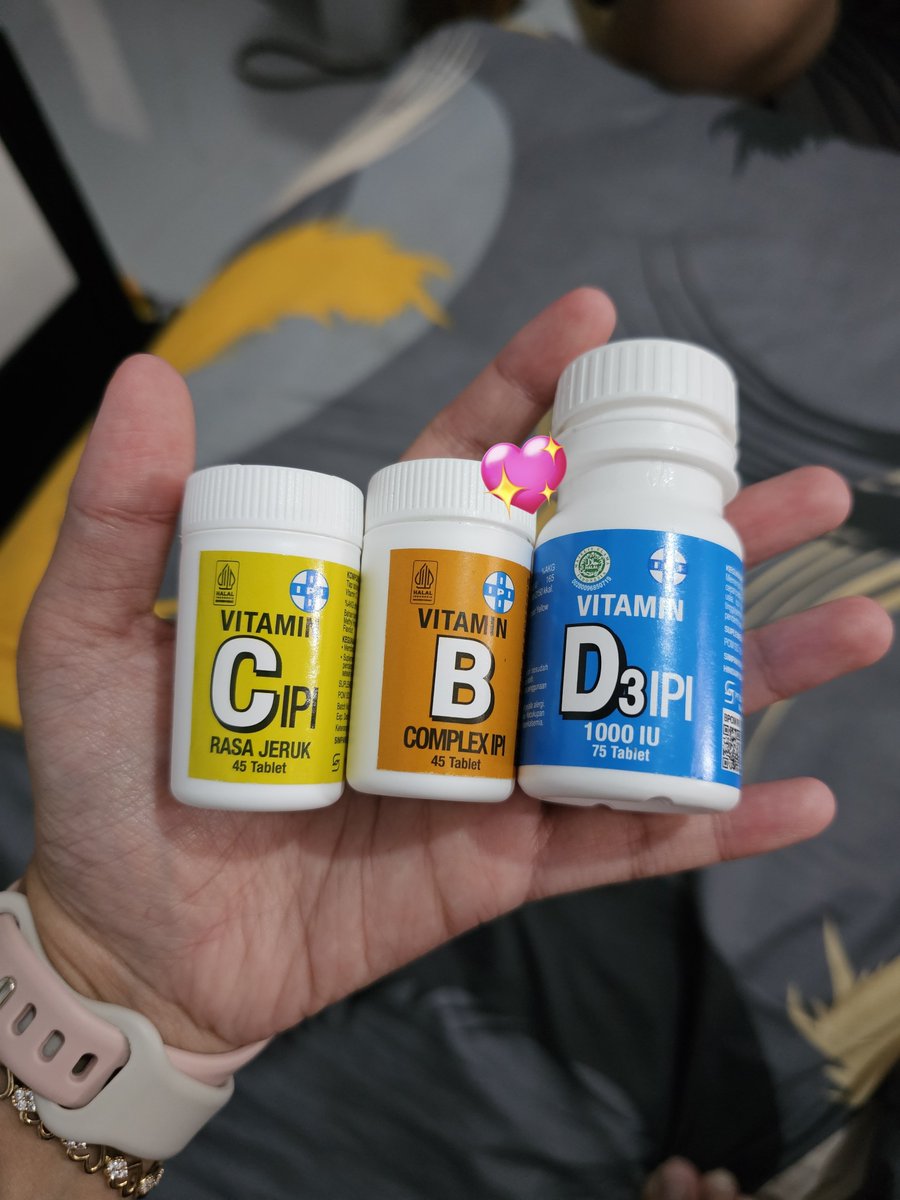 hmtly's tweet image. Ini vitamin wajib aku nder, beneran ngaruh semua, jadi gak gampang sakit, terutama.. 

B complex = mata, kulit dan saraf. biar gak gampang linglung, sama stres. rambut juga jadi ga gampang rontok wkwkw 

D3 = tulang &amp;amp; otot, jd gak gampang jompo pokoknya, gigi juga ga ngilu

C =…