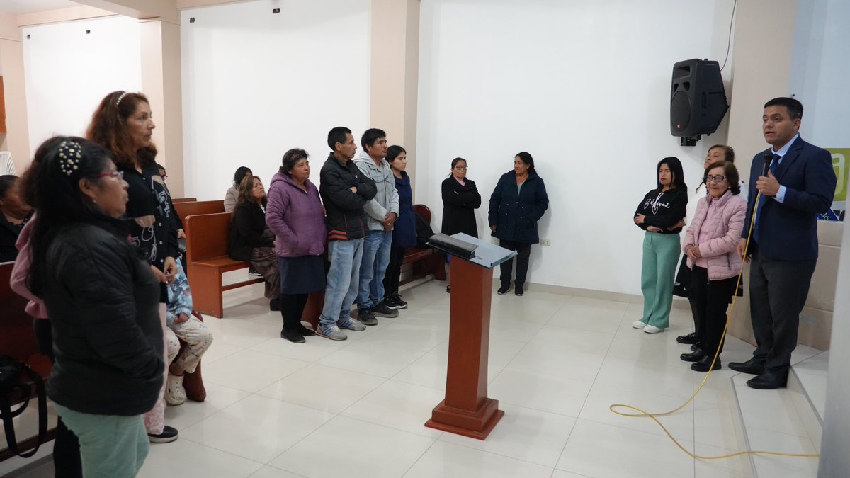 AdventistaMiCOP's tweet photo. Pr. Agustín Flores hace un llamado especial al finalizar su mensaje en la Iglesia Unicreto en Nuevo Chimbote. 🙏
Oremos por los amigos de esperanza que tomarán este sábado la decisión de bautizarse. #SemanaDeLaEsperanza #MaranataSpring https://t.co/hDxBgkPh36