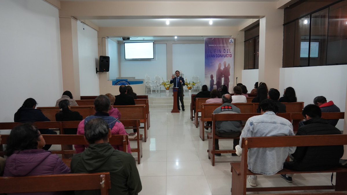 AdventistaMiCOP's tweet photo. Pr. Agustín Flores hace un llamado especial al finalizar su mensaje en la Iglesia Unicreto en Nuevo Chimbote. 🙏
Oremos por los amigos de esperanza que tomarán este sábado la decisión de bautizarse. #SemanaDeLaEsperanza #MaranataSpring https://t.co/hDxBgkPh36