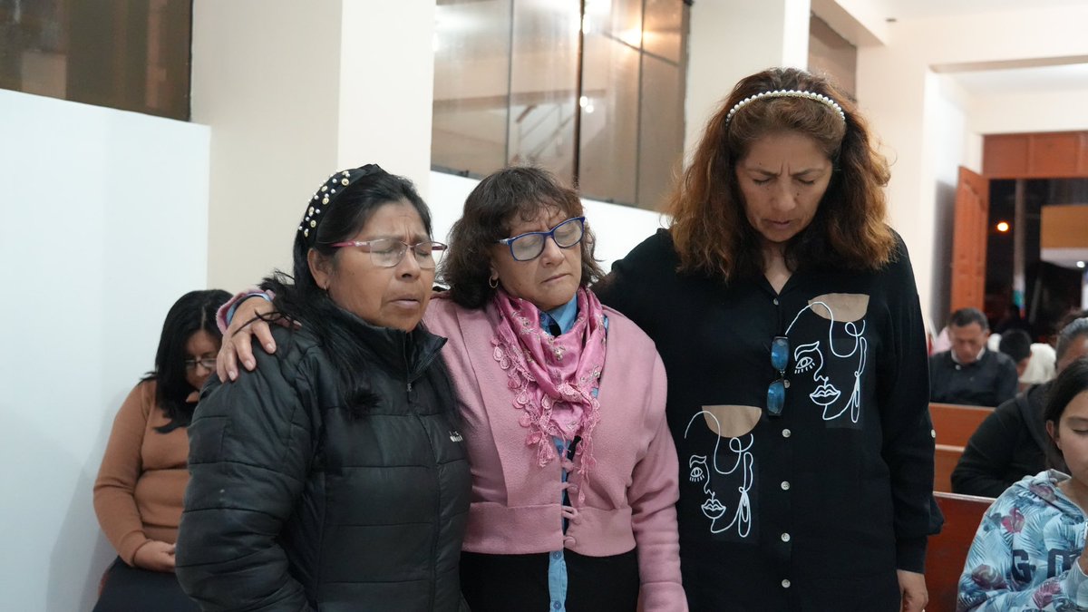 AdventistaMiCOP's tweet photo. Pr. Agustín Flores hace un llamado especial al finalizar su mensaje en la Iglesia Unicreto en Nuevo Chimbote. 🙏
Oremos por los amigos de esperanza que tomarán este sábado la decisión de bautizarse. #SemanaDeLaEsperanza #MaranataSpring https://t.co/hDxBgkPh36