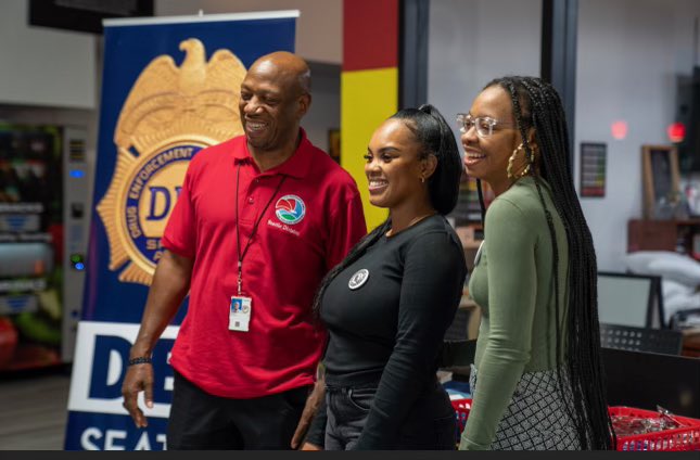 DEASEATTLEDiv's tweet photo. DEA Seattle collaborated with the Royal Rose Foundation, United States Attorney's Office District of Oregon, and Portland Police Department to raise awareness about fentanyl.
Attendees received Narcan training, free Narcan, insights on law enforcement efforts. @USAO_OR @PPBPIO https://t.co/EeQYzzFYly