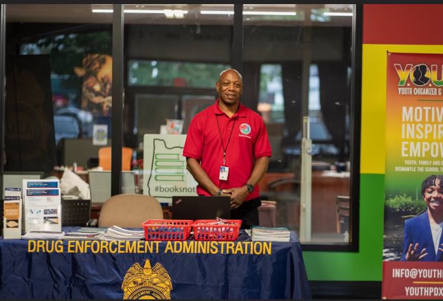 DEASEATTLEDiv's tweet photo. DEA Seattle collaborated with the Royal Rose Foundation, United States Attorney's Office District of Oregon, and Portland Police Department to raise awareness about fentanyl.
Attendees received Narcan training, free Narcan, insights on law enforcement efforts. @USAO_OR @PPBPIO https://t.co/EeQYzzFYly