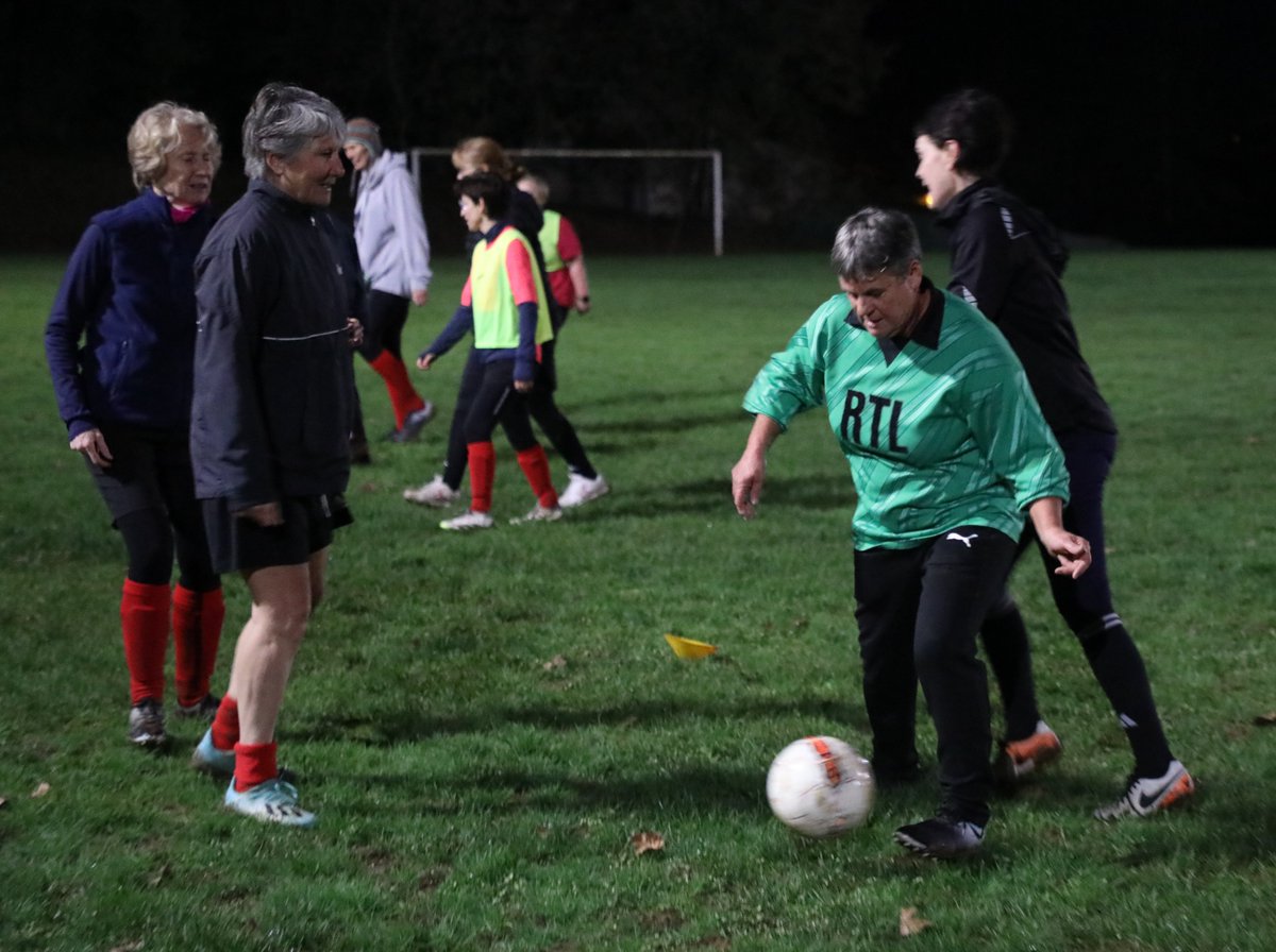 VTrouche's tweet photo. �� Très heureux d'avoir été distingué par le prix @Mediasruralites avec le Grand Prix dans la catégorie PQR/PQD pour mon reportage sur les Reines du foot, publié dans @sudouest (cc @SO_Dordogne) en décembre dernier. https://t.co/gpDSHkAvnd