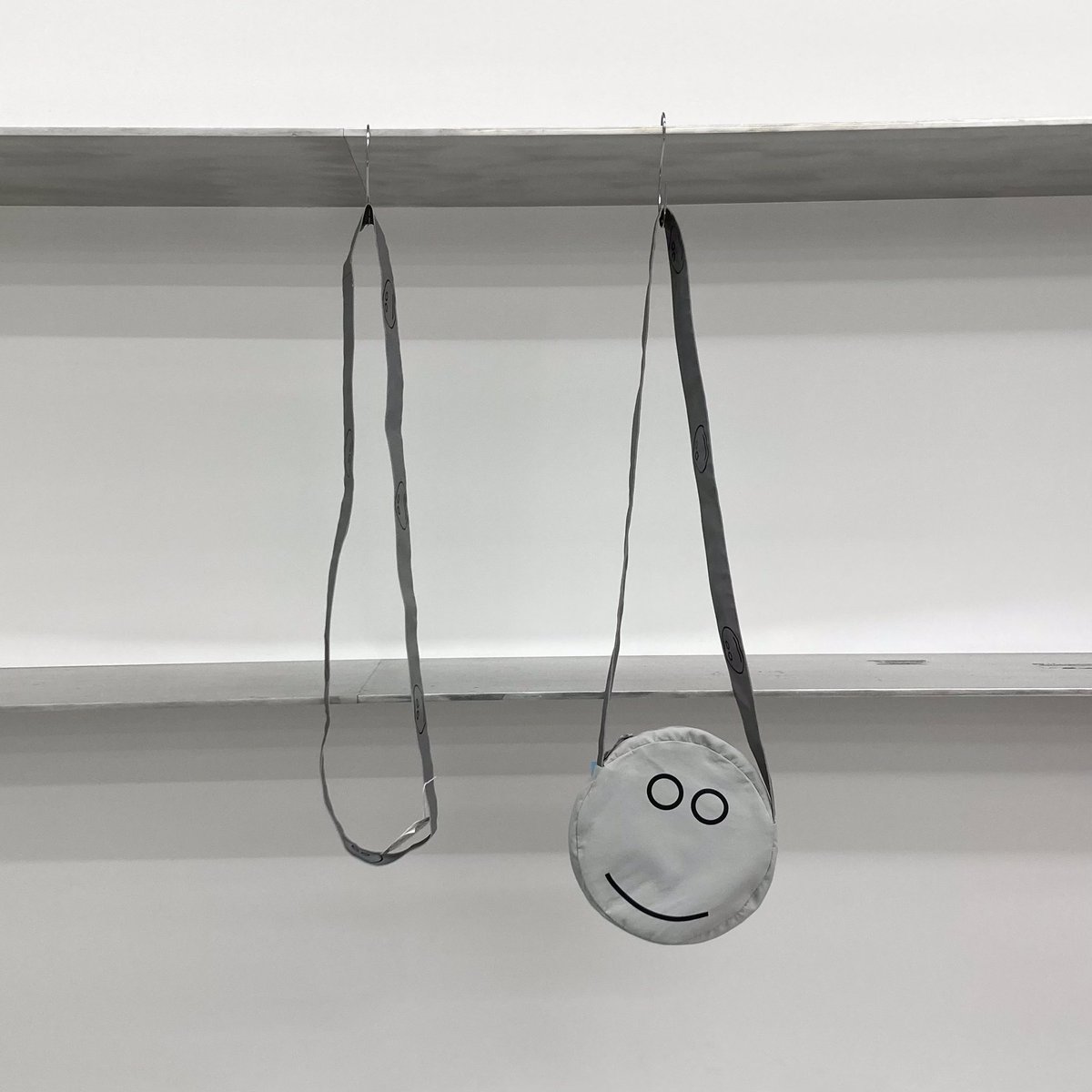 NADiff_MOT's tweet photo. 【NEW】
PAPERSKYと平山昌尚のコラボ商品・お遍路グッズのご紹介です💡
・OHENRO BAG
・OHENRO TASUKI
・OHENRO TENUGUI
バッグとタスキはリフレクター素材で夜間の外出に便利です✨
手拭いは晒し木綿で滑らかな手触りです🫳
#平山昌尚
#papersky
#nadiffcontemporary
#東京都現代美術館 https://t.co/l3HYyE1wjn