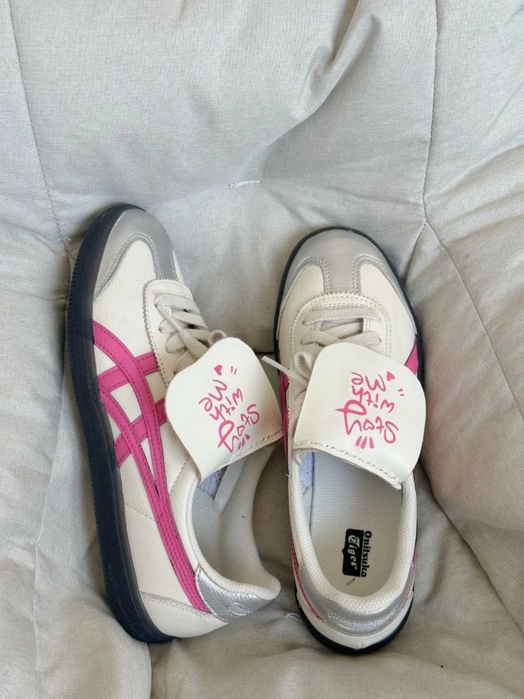 roxysshi's tweet photo. Mau spill sneakers cakep dan imut untuk self reward yang pastinya bakalan nyaman dipakai daily ✨💕 https://t.co/hDdNDuqSqX