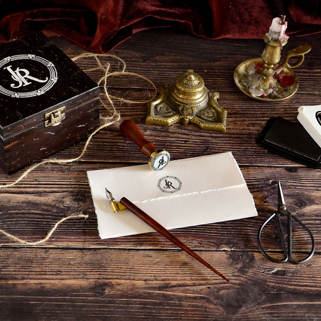 Handwritten letters and personal seals add a unique charm and authenticity to every message ✨ With this elegant rubber stamp, your correspondence will become even more special. 🎁 The perfect gift for those who value quality and craftsmanship! 🖋️
#Monogram #InicialStamp