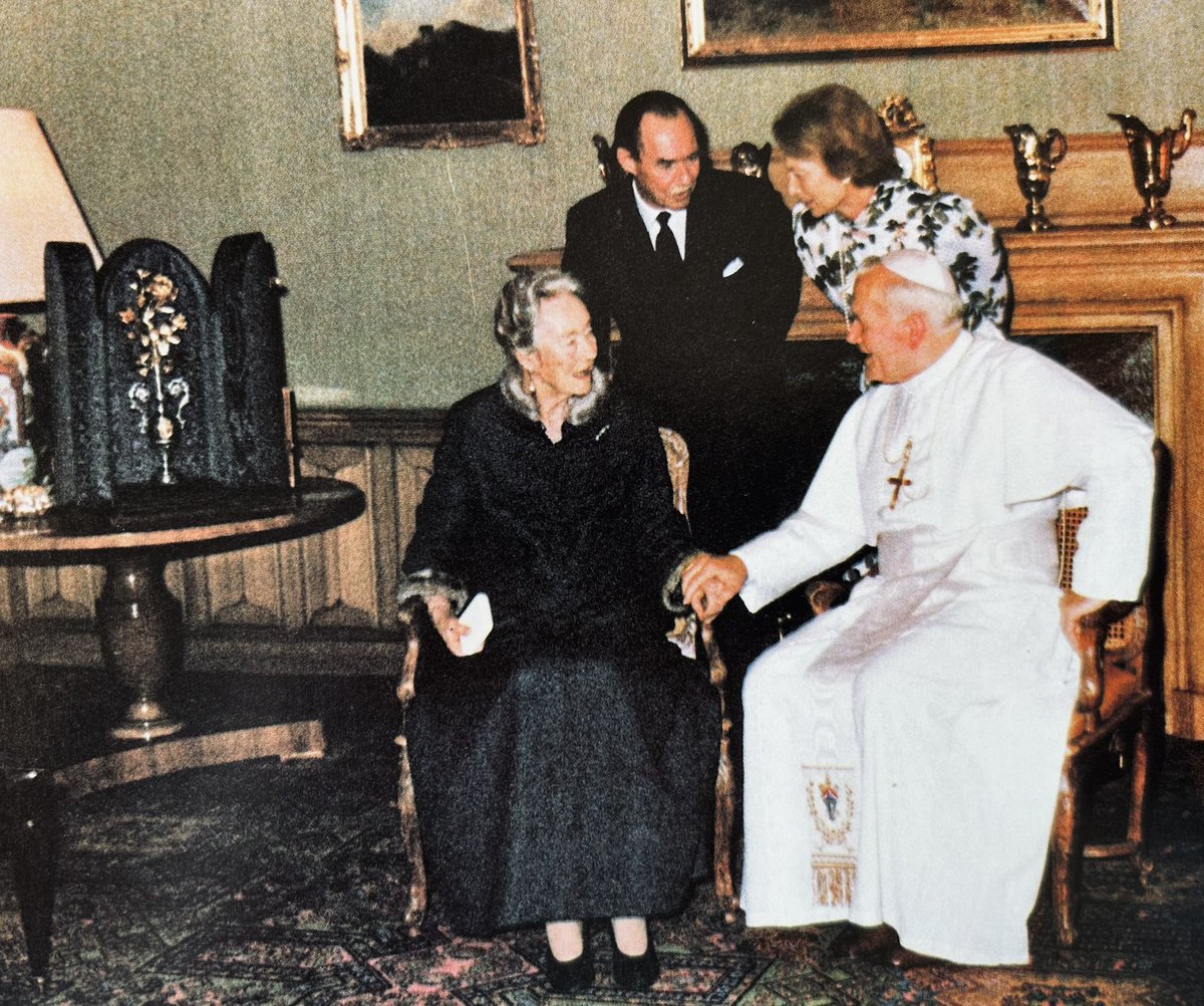JCKugener's tweet photo. #DidYouKnow 10/10: that in 1956, #Pope Pius XII honoured H.R.H. Grand Duchess Charlotte of #Luxembourg with a Golden Rose ; the last Sovereign to receive a #GoldenRose which have been given to Sanctuaires, Basilicas, Churches, Icons … ever since 🇱🇺🇻🇦#POPEinLU #LUtoHolySee https://t.co/NcM5pvdtU6