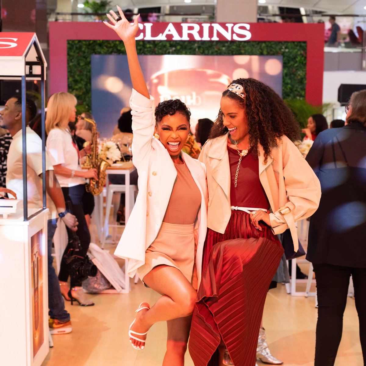 expressoshow's tweet photo. Win 1 of 3 Clarins hampers worth R4 640 each! ✨ To enter, simply tell us: What makes the Clarins Double Serum Gen 9 a game-changer & why would you include it in your skincare routine? Include #ClarinsCentreCourt & #SandtonCity in your answer & follow Clarins on FB & IG. Comp closes 30 Sept. Ts&Cs: https://t.co/uI4gjjb4Wz #ExpressoShow