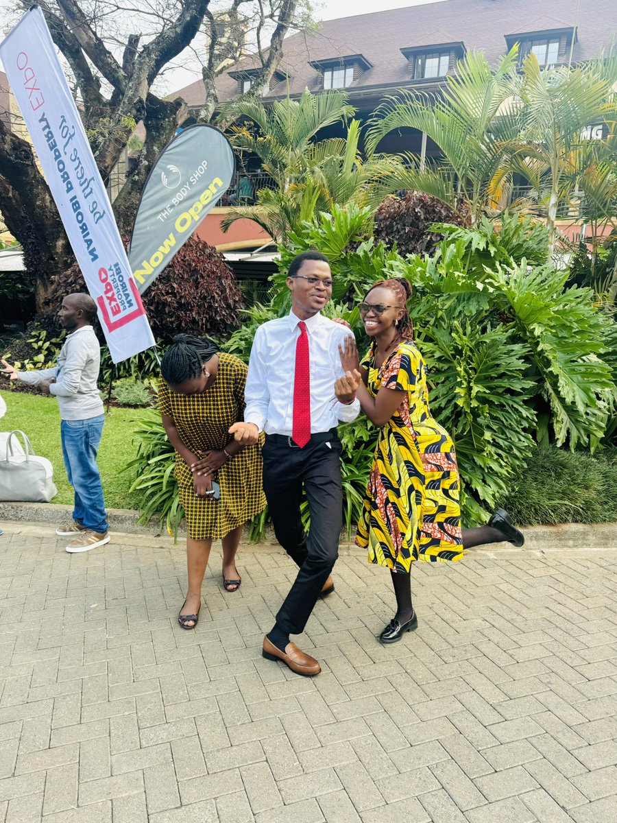 DavidMuandaCD's tweet photo. 😂😂 — J'ai rencontré un gars à Nairobi qui révolutionne la recherche d’emploi : son CV dit qu’il est PDG de Microsoft et, alors que j'y donnais suite au cours de l'entretien, il m'a demandé, à ma grande surprise, “comment vous auriez pu remarquer que je maîtrisais Excel ?” https://t.co/wEkSX5Pq5x