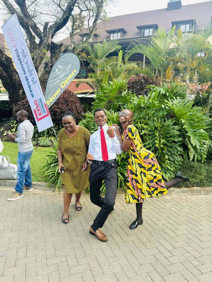 DavidMuandaCD's tweet photo. 😂😂 — J'ai rencontré un gars à Nairobi qui révolutionne la recherche d’emploi : son CV dit qu’il est PDG de Microsoft et, alors que j'y donnais suite au cours de l'entretien, il m'a demandé, à ma grande surprise, “comment vous auriez pu remarquer que je maîtrisais Excel ?” https://t.co/wEkSX5Pq5x