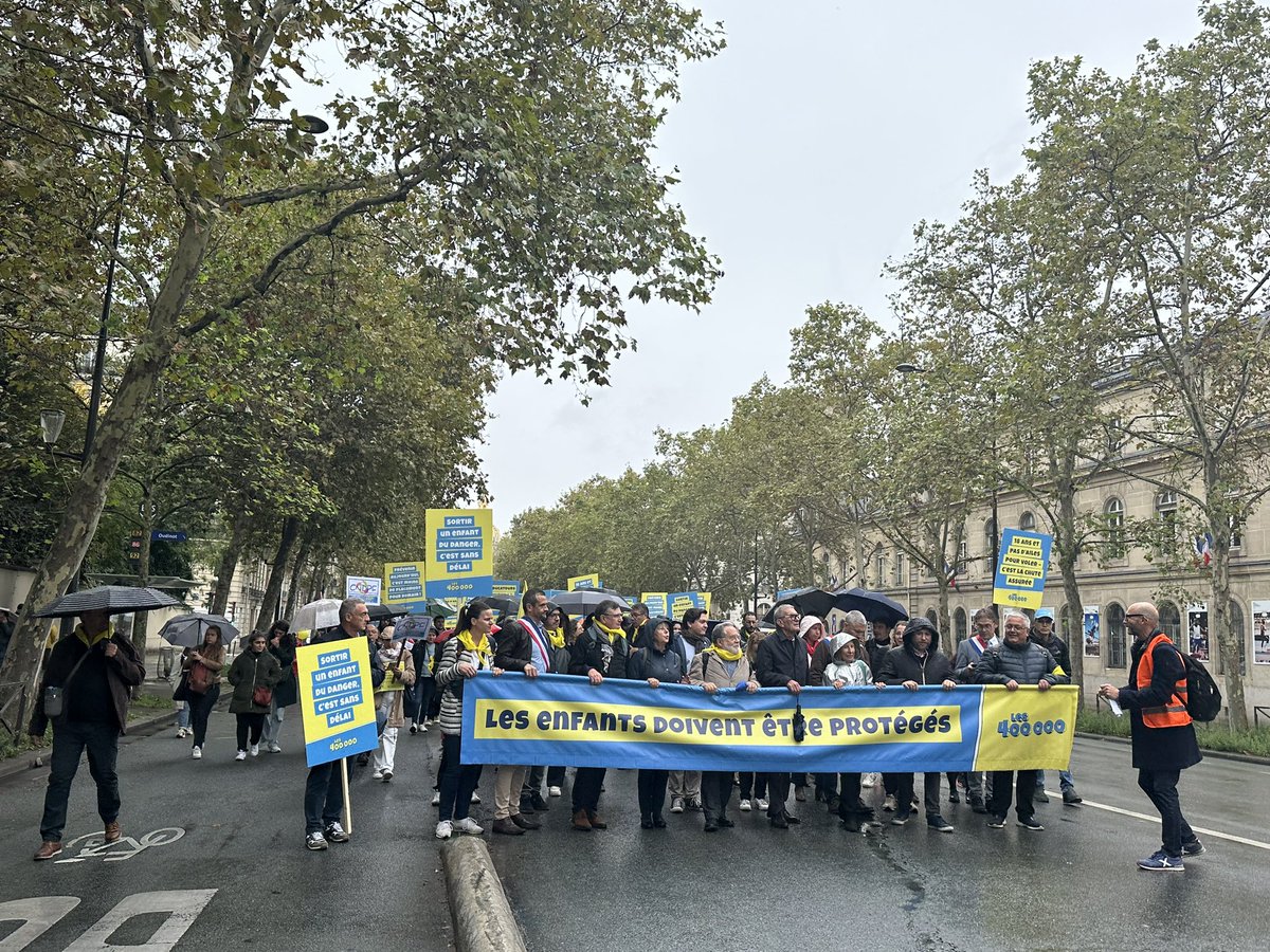 La première marche nationale pour la #protectiondelenfance a eu lieu hier. Un rassemblement historique organisé par le collectif #Les400000 pour porter haut et fort la voix de l'enfance et interpeller les décideurs et le grand public sur l’état de la protection de l'enfance.