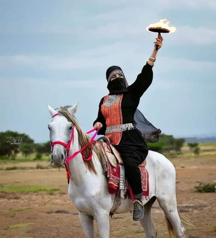 اوقدوا شعلة 26 سبتمبر في قلوبكم أينما كنتم ابتهجوا رغم الألم والموت والبعد والتشرد والدمار أحيوا هذه الذكرى ايقظوا حب الوطن في قلوبكم الطاهرة تنفسوا هويتكم اليمنية لاحجة لمن لم يحتفل ولو بقلبه ارفعوا علم اليمن عالياً وما ضاقت إلا لتفرج بإذن الله...