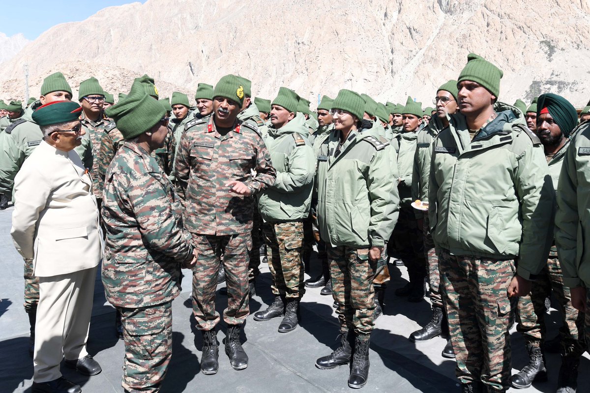 rashtrapatibhvn's tweet photo. President Droupadi Murmu visited Siachen Base Camp and addressed the soldiers posted there. The President said that as the supreme commander of the armed forces, she felt very proud of them and that all citizens salute their bravery. https://t.co/SFsaTYEQji