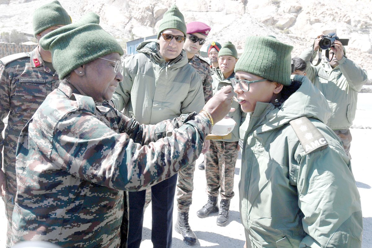 rashtrapatibhvn's tweet photo. President Droupadi Murmu visited Siachen Base Camp and addressed the soldiers posted there. The President said that as the supreme commander of the armed forces, she felt very proud of them and that all citizens salute their bravery. https://t.co/SFsaTYEQji