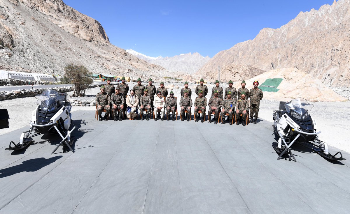 rashtrapatibhvn's tweet photo. President Droupadi Murmu visited Siachen Base Camp and addressed the soldiers posted there. The President said that as the supreme commander of the armed forces, she felt very proud of them and that all citizens salute their bravery. https://t.co/SFsaTYEQji