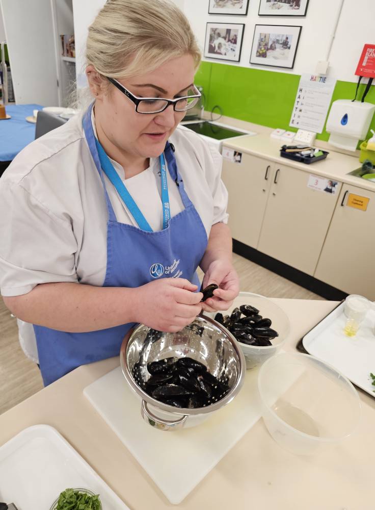 A fantastic day working with <a href="/teachfoodWorc/">Sue Morris</a>
&amp; their brilliant PGCE students. 
Lots of hands-on fish work, &amp; considering curriculum planning too! Here's to you! Let's all #TeachFood!
foodteacherscentre.co.uk/fish-heroes/ <a href="/FoodTCentre/">FoodTeachersCentre</a> <a href="/FishmongersCo/">The Fishmongers' Company</a>