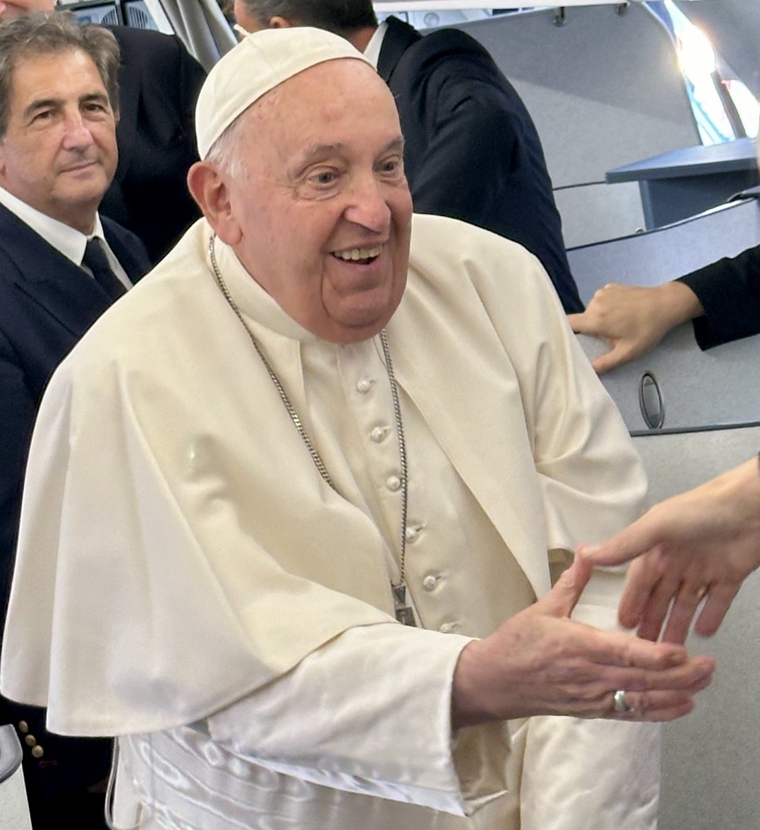 antoniospadaro's tweet image. #PapaFrancesco a bordo! Partiamo per il viaggio apostolico in #Lussemburgo 🇱🇺 e #Belgio 🇧🇪 .