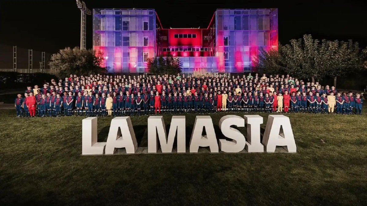 jotajordi13's tweet photo. LÍDERES CON:
Casadó
Bernal
Fort
Lamine
Dominguez
Cubarsí
Balde
Guille
Toni
Iñaki Peña
Eric
Olmo
Gerard
Ansu Fati
Gavi
Fermín
…y los q vienen…

LA MEJOR CANTERA DEL MUNDO
♥️MÉS QUE UN CLUB💙 https://t.co/tdwVV0Y7Js