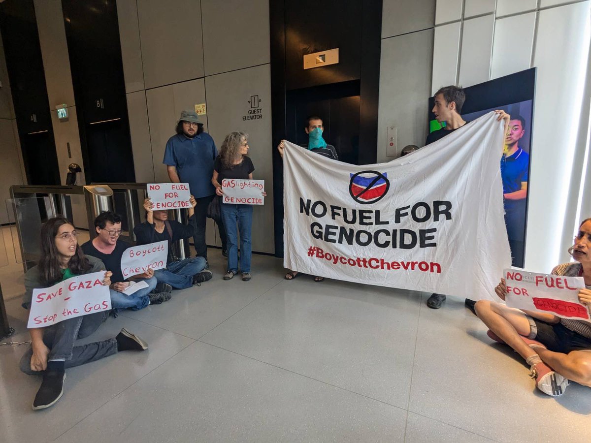 RadicalBlocTLV's tweet photo. BREAKING: Activists chained themselves at the lobby of @Chevron offices in Herzliya, Israel\48’ Palestine, demanding the fossil fuel giant stops fueling the genocide in Gaza, Israeli apartheid and climate crisis as part of #BDS movement’s #BoycottChevron Week of Action.

Updating https://t.co/TD9kxXt3Xn