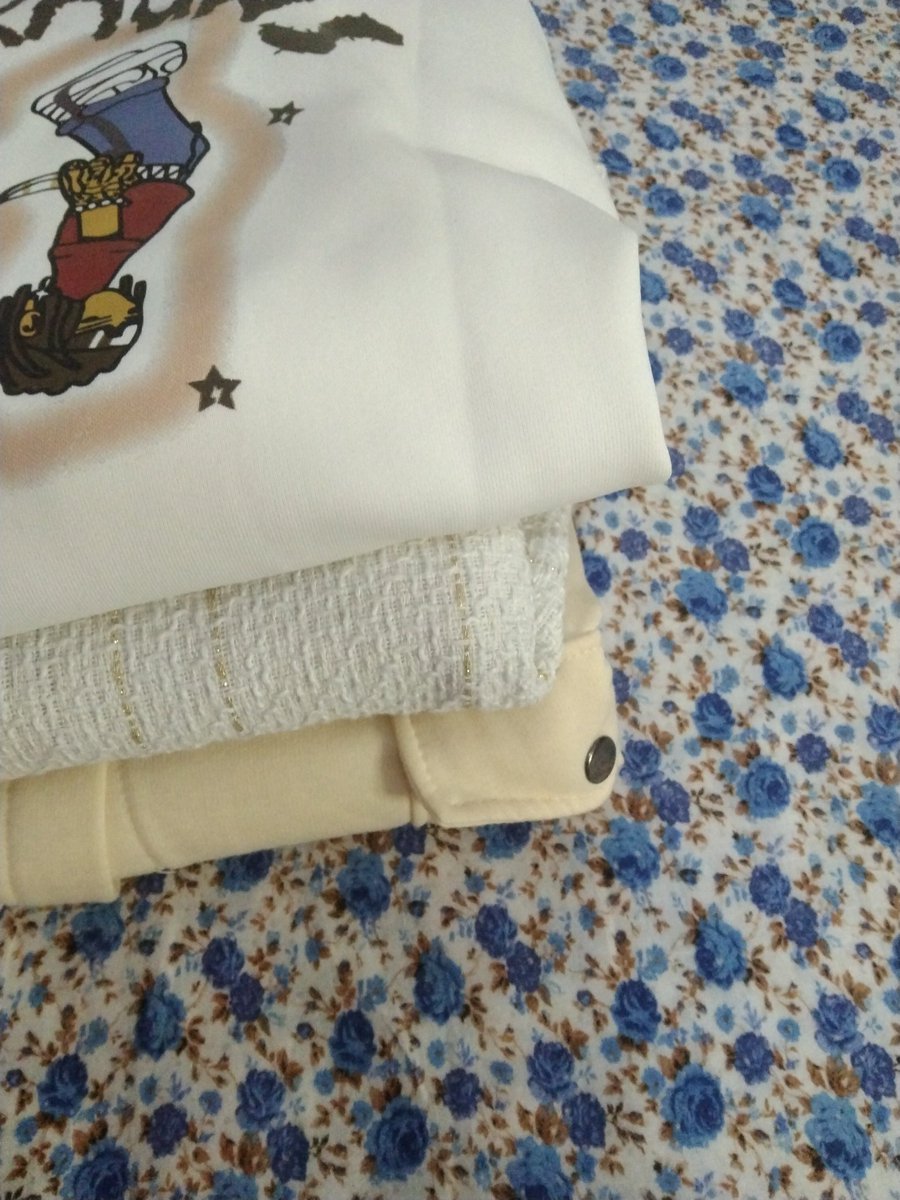 vanillys_'s tweet photo. hi guis aku mau preloved baju yang blm dipake/jrg dipake, kondisi oke semua ✨
yg cari oversize bole di cekcek 
bisa co di oren udh gratong 🫶🏻
💸 di foto, bisa net https://t.co/X9eassD0e7