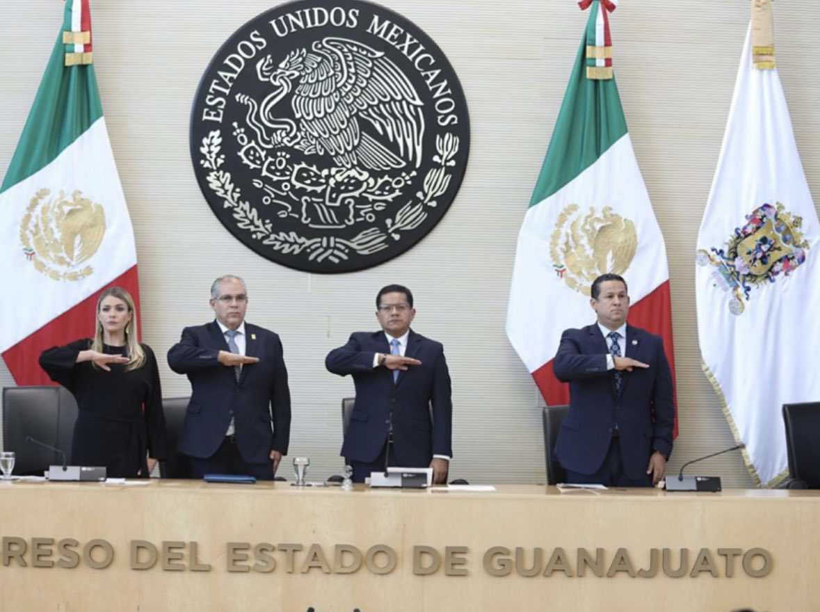 almacristina_rv's tweet photo. Gracias Gober @diegosinhue porque nunca te rajaste, soy testigo de que lo entregaste todo, que a pesar de las adversidades siempre fuiste un líder para todos los que necesitábamos impulso.  Te admiro, te respeto y estoy agradecida por tu entrega  a nuestro querido #Guanajuato. 💙 https://t.co/fOZtamHRtH