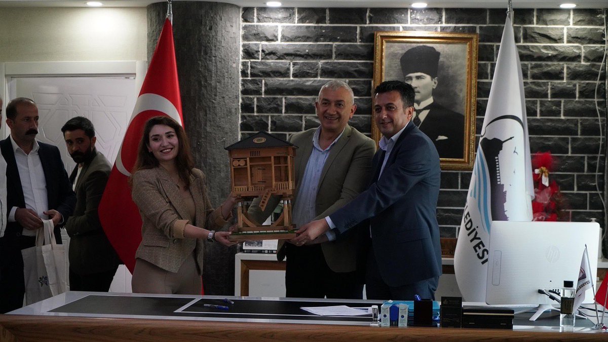 Diyarbakır’ın tarihi kadim kenti Sur Belediyesi ile “Kardeş Kent Protokolü” imzaladık. 

Bu tarihi ve anlamlı buluşmaya vesile olan herkese ve misafirperverlikleri için Sur halkına Fındıklı Halkı adına teşekkür ediyoruz.

Tüm ötekileştirmelere, kutuplaştırmalara,