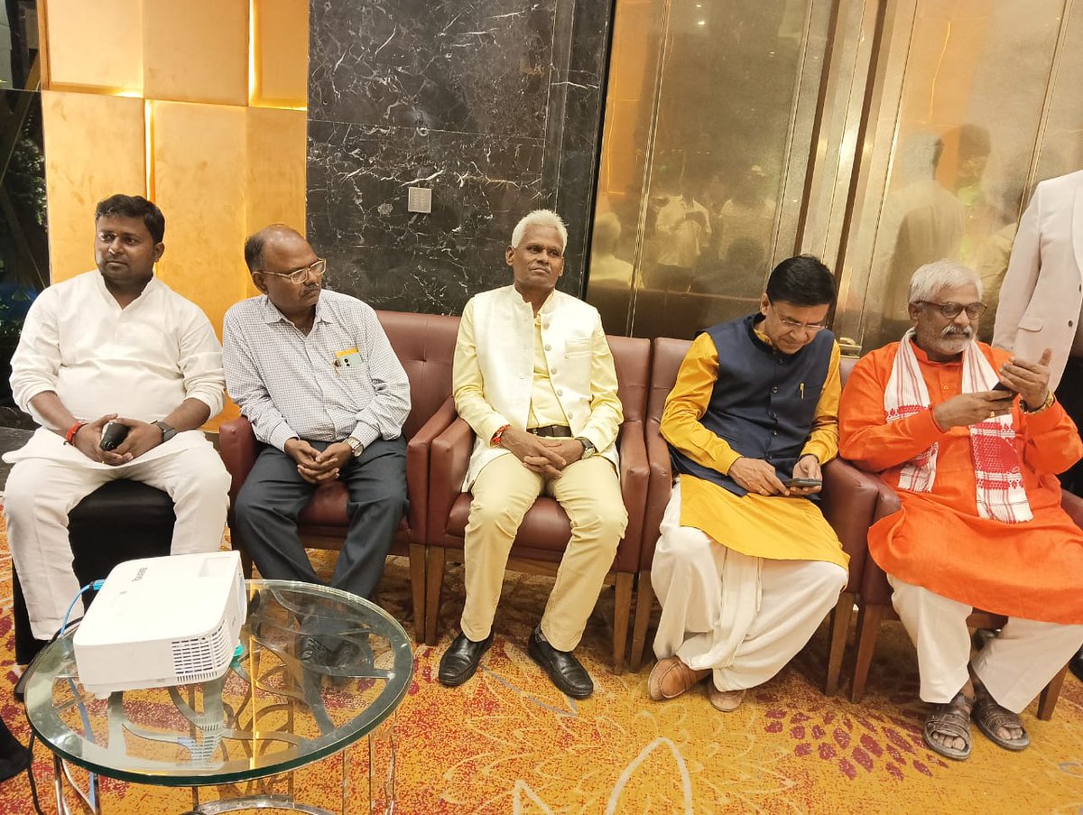 shashankmanibjp's tweet photo. मेरे अतिप्रिय और भारतीय जनता पार्टी के कर्मठ एवं ऊर्जावान सिपाही श्री प्रेमचंद मिश्रा जी के पौत्र के जन्मदिन के अवसर पर लखनऊ के एक होटल में शामिल हुआ। इस मौके पर अथर्व मिश्र जी को आशीर्वाद दिया और मां देवरही से उनके उज्ज्वल भविष्य और लंबी उम्र की कामना की।

@BJP4UP @BJP4India 

#UttarPradesh #BJP4UP #BJP4India #modikigurantee #deoria #deorialoksabha #maatikalaal #HamarDeoriaHamarShashank
