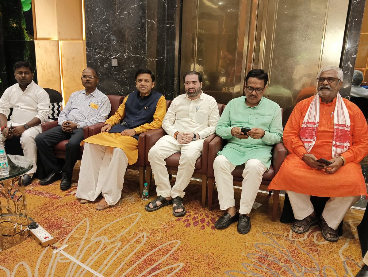 shashankmanibjp's tweet photo. मेरे अतिप्रिय और भारतीय जनता पार्टी के कर्मठ एवं ऊर्जावान सिपाही श्री प्रेमचंद मिश्रा जी के पौत्र के जन्मदिन के अवसर पर लखनऊ के एक होटल में शामिल हुआ। इस मौके पर अथर्व मिश्र जी को आशीर्वाद दिया और मां देवरही से उनके उज्ज्वल भविष्य और लंबी उम्र की कामना की।

@BJP4UP @BJP4India 

#UttarPradesh #BJP4UP #BJP4India #modikigurantee #deoria #deorialoksabha #maatikalaal #HamarDeoriaHamarShashank