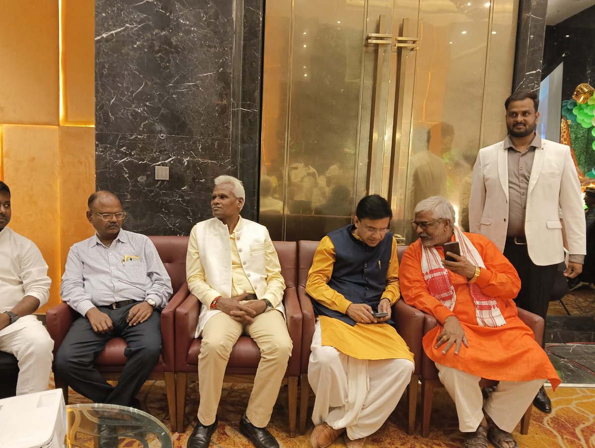 shashankmanibjp's tweet photo. मेरे अतिप्रिय और भारतीय जनता पार्टी के कर्मठ एवं ऊर्जावान सिपाही श्री प्रेमचंद मिश्रा जी के पौत्र के जन्मदिन के अवसर पर लखनऊ के एक होटल में शामिल हुआ। इस मौके पर अथर्व मिश्र जी को आशीर्वाद दिया और मां देवरही से उनके उज्ज्वल भविष्य और लंबी उम्र की कामना की।

@BJP4UP @BJP4India 

#UttarPradesh #BJP4UP #BJP4India #modikigurantee #deoria #deorialoksabha #maatikalaal #HamarDeoriaHamarShashank