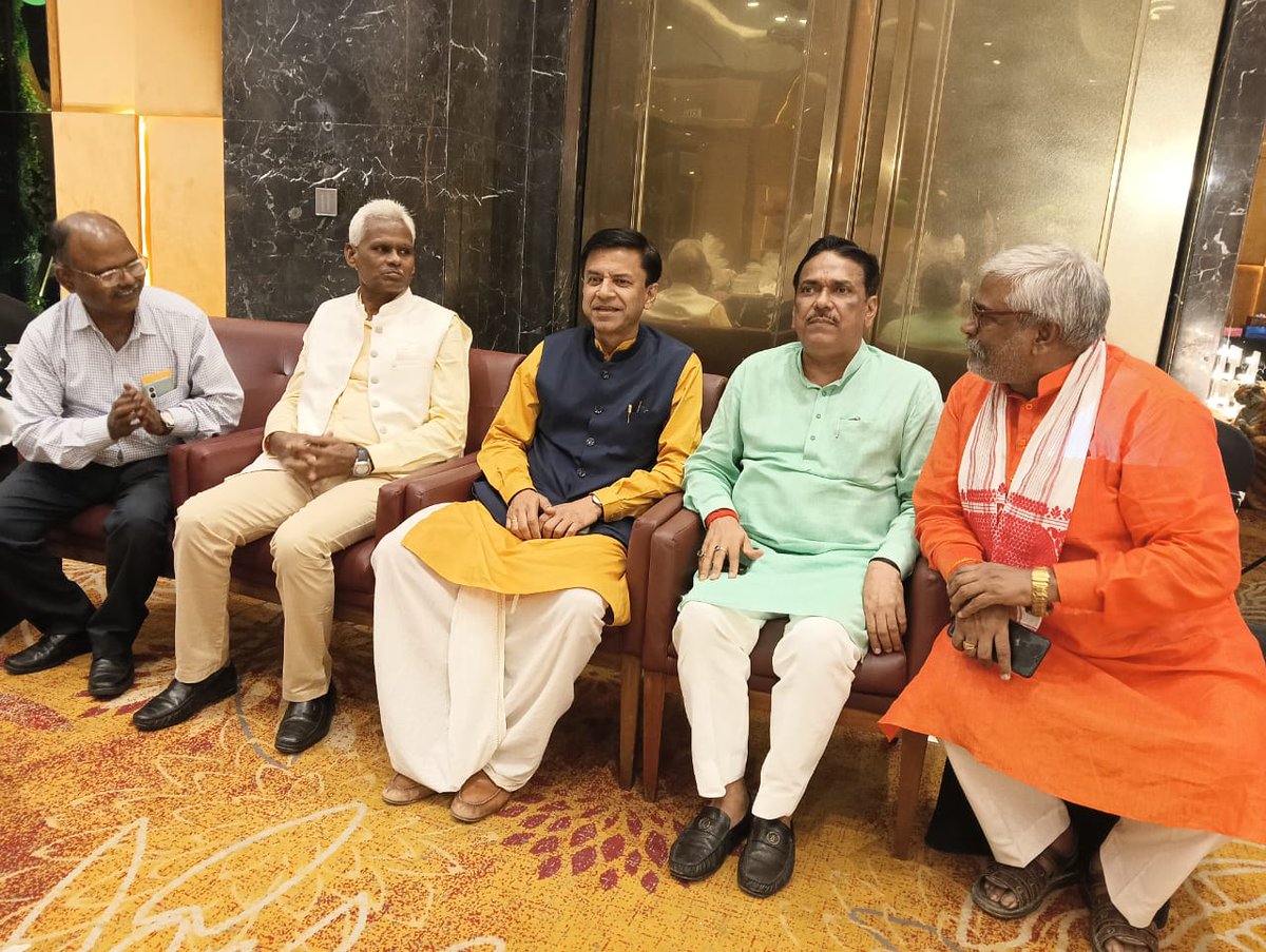 shashankmanibjp's tweet photo. मेरे अतिप्रिय और भारतीय जनता पार्टी के कर्मठ एवं ऊर्जावान सिपाही श्री प्रेमचंद मिश्रा जी के पौत्र के जन्मदिन के अवसर पर लखनऊ के एक होटल में शामिल हुआ। इस मौके पर अथर्व मिश्र जी को आशीर्वाद दिया और मां देवरही से उनके उज्ज्वल भविष्य और लंबी उम्र की कामना की।

@BJP4UP @BJP4India 

#UttarPradesh #BJP4UP #BJP4India #modikigurantee #deoria #deorialoksabha #maatikalaal #HamarDeoriaHamarShashank