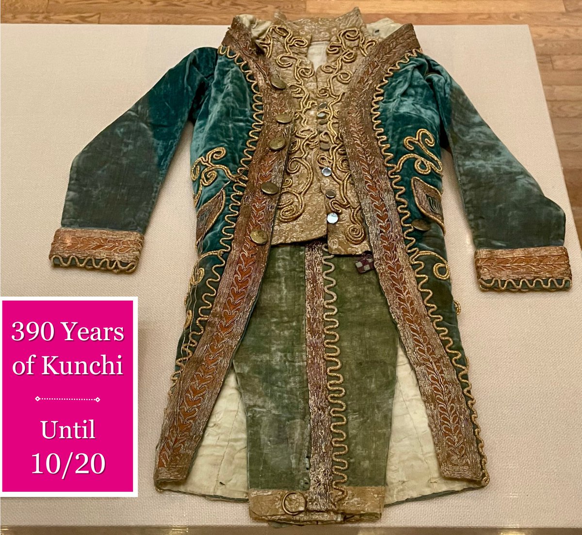 ngs_rekibun's tweet photo. Among the #costumes on display in the “390 Years of #Kunchi” exhibition, there's one which was made in the Netherlands: it was ordered by #Edomachi, for the festival performance of 1846, which recreated a parade of #Dutch soldiers. Edomachi is located just across from #Dejima. https://t.co/qpUgutRZgb