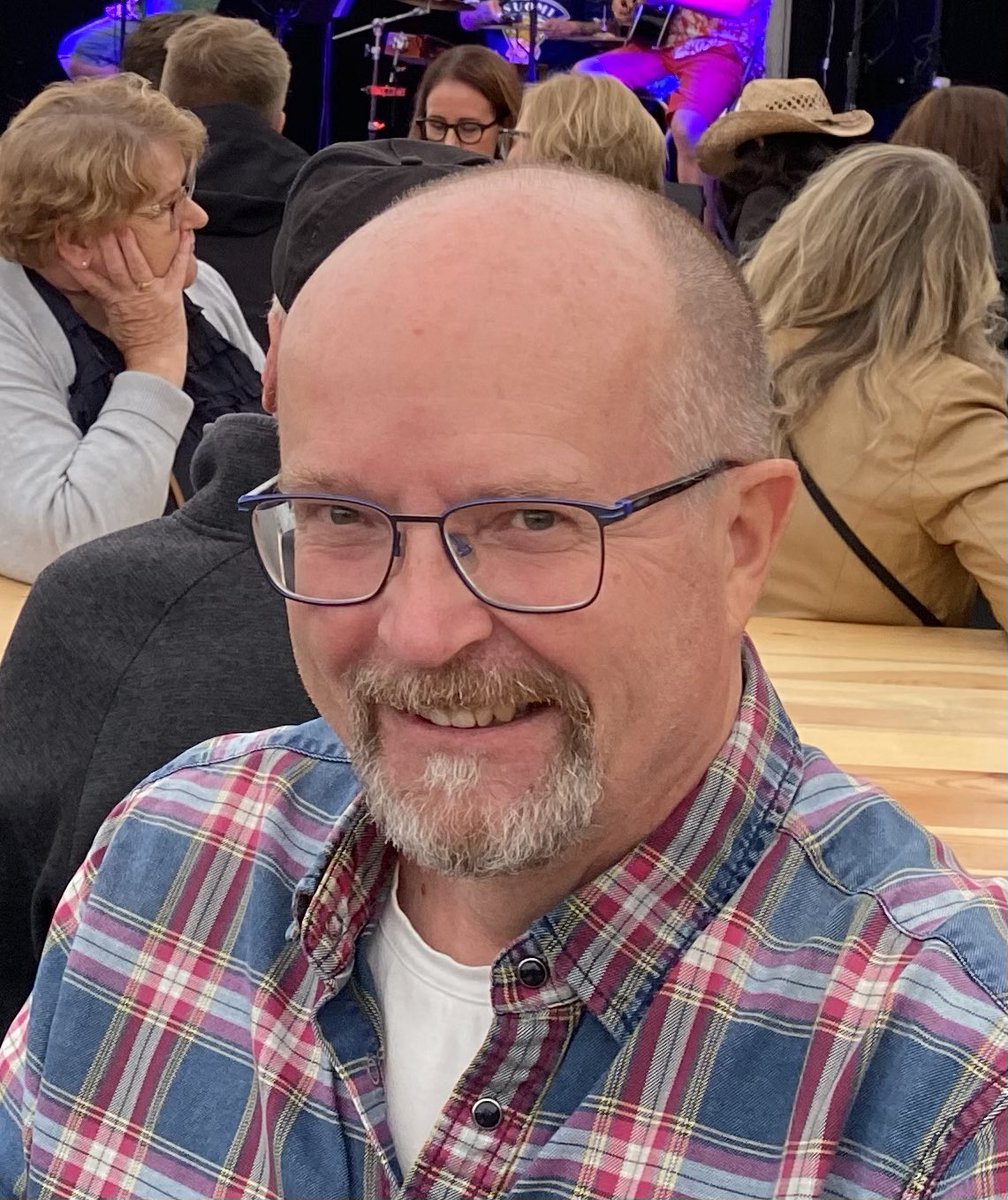 Olisiko nyt oikea käydä ”kuka hyötyy, kuka maksaa” -tyyppinen keskustelu ammatillisesta koulutuksesta. Intressitahoja valtio (OKM), työvoimaa rekrytoivat ja kehittävät työnantajat sekä omaa kilpailuasemaansa kehittävät kansalaiset. En ota kantaa lopputulokseen. Kts. Linked’in.