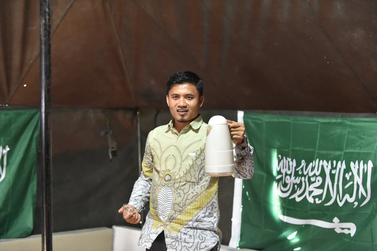 MAKHADACEH's tweet photo. ضمن المعرض المقام بالمناسبة الغالية #اليوم_الوطني_السعودي_94   تعرف الطلاب والطالبات على منتج فريد ومميز "القهوة السعودية" التي تعكس جزءًا من تاريخ المملكة وثقافتها.
#نحلم_ونحقق 
#جامعة_الإمام https://t.co/n2yGFC7eiv
