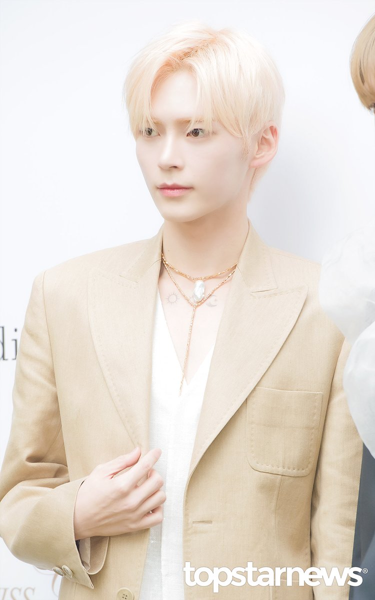 TSN_PHOTO's tweet photo. 제로베이스원 성한빈, ‘화려한 CG 비주얼’ (미스지 포토콜) [HD포토] #성한빈 #제로베이스원 #ZB1 #미스지 #missgee #콜렉션 #포토월 #프리뷰 https://t.co/u4sHhKIDWb <- Original Photo https://t.co/afq7mGlB5a