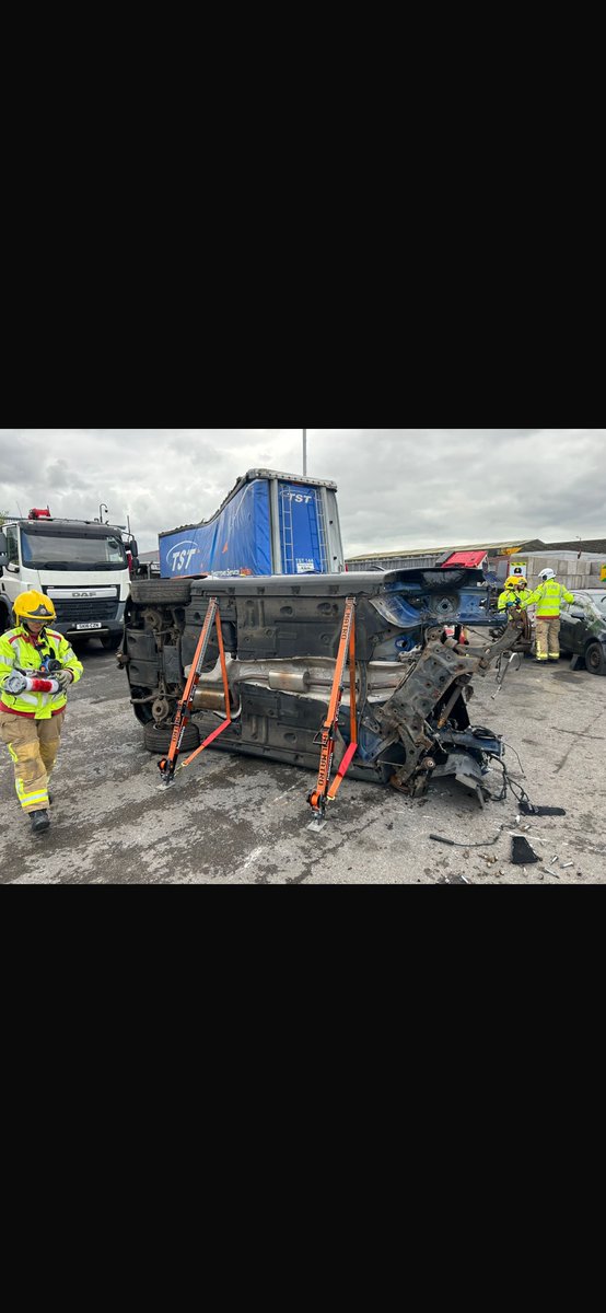 WidnesFS's tweet photo. On days Green watch completed cross boarder training with MFRS, Runcorn and Penketh! 
They discussed and carried out different methods of extricating casualties whilst working through the 6 stages of RTC 🚗 

Thankyou for having us Hough Green motors! 

🚒🚒 https://t.co/r6e7JNlf2Q