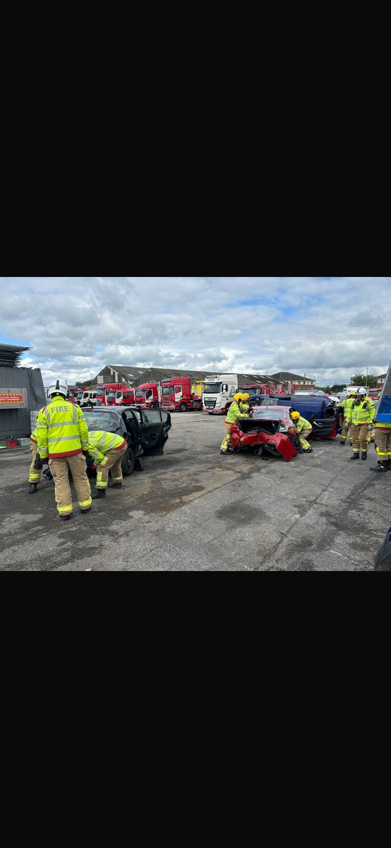 WidnesFS's tweet photo. On days Green watch completed cross boarder training with MFRS, Runcorn and Penketh! 
They discussed and carried out different methods of extricating casualties whilst working through the 6 stages of RTC 🚗 

Thankyou for having us Hough Green motors! 

🚒🚒 https://t.co/r6e7JNlf2Q