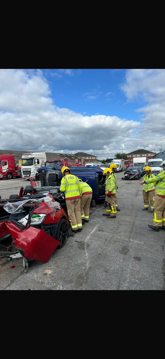 WidnesFS's tweet photo. On days Green watch completed cross boarder training with MFRS, Runcorn and Penketh! 
They discussed and carried out different methods of extricating casualties whilst working through the 6 stages of RTC 🚗 

Thankyou for having us Hough Green motors! 

🚒🚒 https://t.co/r6e7JNlf2Q