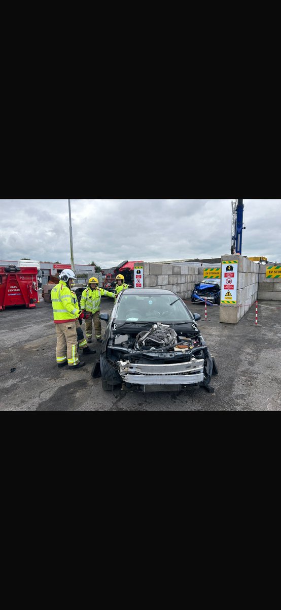 WidnesFS's tweet photo. On days Green watch completed cross boarder training with MFRS, Runcorn and Penketh! 
They discussed and carried out different methods of extricating casualties whilst working through the 6 stages of RTC 🚗 

Thankyou for having us Hough Green motors! 

🚒🚒 https://t.co/r6e7JNlf2Q