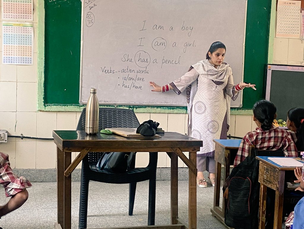 Volunteer Himanshi Kukreja took English Speaking Skills session for 48 students of class 3-5 in MCPS, AB Shalimar Bagh. 
HoS : Sushma Goyal
Incharge : Anshu Bala
CRCC : Suman Kothari
DURCC : Dr. Anju Gaur
Udise : 07010405606
District : North West A