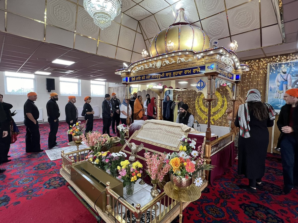 Leeds Faith trails 4th visit was to Ramgharia Sikh Gurdwara, thanks to Insp Davinder &amp; team were our hosts, providing pakoras &amp; snacks🫖. We had the presence of <a href="/LeedsLordMayor/">Lord Mayor of Leeds</a>. #FaithInAction <a href="/alison_4life/">Alison Lowe OBE</a> <a href="/mpext/">Mariana Pexton</a> <a href="/LeedsCC_Faith/">Leeds Faith</a> <a href="/MayorOfWY/">Tracy Brabin, Mayor of West Yorkshire</a> <a href="/CommChamps/">Leeds Community Champions</a> <a href="/jagsohal/">Jag Sohal</a> <a href="/LordLtWY/">Ed Anderson, Lord Lieutenant of West Yorkshire</a>