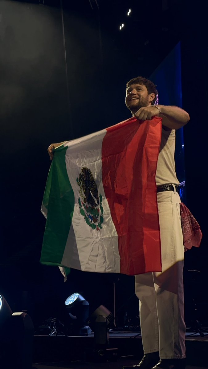 jennymorales_02's tweet photo. MI PAÍS MI PAISS
#TSLOTMonterrey #NiallHoran #TheShowLiveOnTour https://t.co/g0uuU5gnRw